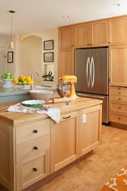 Here, we will tell you the list of 8 combinations of kitchen paint colors with maple cabinets. Maple Cabinets A Good Choice For Elegant And Modern Kitchen Cabinets