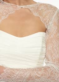 Faites péter les gambettes avec une robe de gala chic noire ou colorée ou faites de l'ombre à la boule à facettes en mode paillettes. Accessoire Pour Robe De Mariee Bolero Cache Epaule En Dentelle De Calais Chantilly Boutonne Devant Par Un Bouton Perl Robe De Mariee Marie Dentelle De Calais