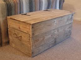 Hoy vamos a hacer un joyero con forma de cofre de madera. 10 Ideas De Baules De Palets Para Almacenar Tus Cositas I Love Palets Baul De Madera Cofre De Madera Muebles De Pales De Madera