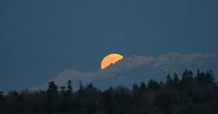 Moon Setting Behind The Olympic Mountains Moon Moon Setting Full Moon Rising
