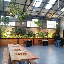Et Voila La Halle Tropismemtp Est Lancee Le Brut Et Les Plantes Sont De Mise Dans La Future Salle Du Restaurant Sinon La H Conference Room Decor Home Decor