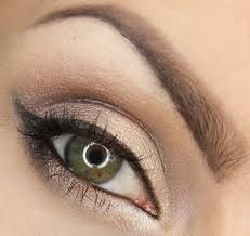 Si vous recherchez de nouvelles façons de sublimer vos yeux marrons grâce à du maquillage, vous êtes ici au bon endroit sur cette page sur laquelle nous vous proposons de découvrir quantité d'idées pour maquiller vos yeux et pour mettre en valeur leur jolie teinte marron. Epingle Sur Maquillage