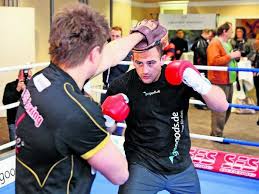 Dafür ist sein gegner shannon briggs einfach zu zäh. Klitschko Vs Pianeta Auch Feucht Fiebert Ein Wenig Mit N Land