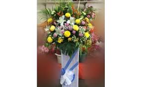 Hiasan bunga plastik,dengan pohon dari kayu asli. Kota Bharu Florist Online Kb Condolences Funeral Flower Delivery