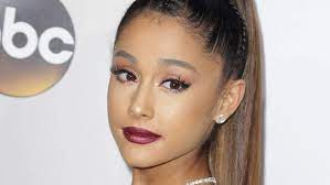 Ariana grande acknowledged her new hand tattoo was missing a symbol but said the design won't last, as skin on the palm regrows faster than that on the rest of the body. Ariana Grande Zeigt Sich Ohne Extensions Und Mit Wahrer Lockenmahne