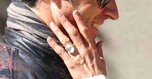 Whoa See Jennifer Aniston S Massive Engagement Ring From Justin Theroux Engagement Ring Pictures Most Expensive Engagement Ring Huge Engagement Rings