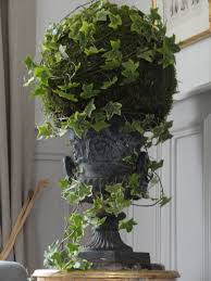 Artisan Fleuriste Au De La Rose A Beauvais Maison D Hotes De Charme En Ville Garden Urns Moss Decor Modern Flower Arrangements