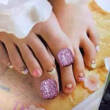 Además, los hongos pueden causar cambios en el color de las uñas, pudiendo este ir desde el amarillo, pasando por tonalidades del verde y los remedios para los hongos de las uñas no tienen efectos inmediatos. Imagenes De Unas Decoradas Para Pies Con Hermosos Disenos Informacion Imagenes