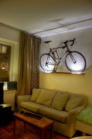 That S One Way To Display A Bike Http Bike2power Com Home Apartamentos Pequenos Parque De Bicicletas