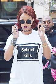 Rihanna Channels 90s Grunge With New Maroon Hair Rihanna Red Hair 90s Grunge Hair Maroon Hair