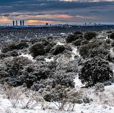 Este Ano Todavia La Nieve No Ha Llegado A Madrid Esperamos Verla Pronto Esta Foto Es De Hace 2 Anitos Por Esta Epoca Madr Madrid Skyline Madrid Skyline