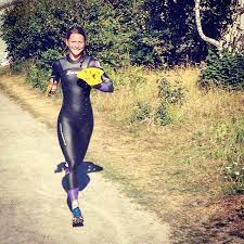An easy way to do this is by taking it into the shower with you. L Image Contient Peut Etre 1 Personne Debout Et Plein Air Triathlon Women Wetsuit Girl Triathlon Wetsuit