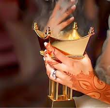 Burning Fragrances Has A Long Tradition In The Middle East Passed On From Generations To Generations Combin Girl Hand Pic Dubai Fashionista Photo Ideas Girl