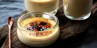 Krema ve vanilyayı tencereye alın ve kısık ateşte ısıtın. Creme Brulee Krem Brule Nasil Yapilir