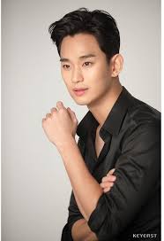 Di crash landing on you kim soo hyun bahkan memakai kaos dan celana olaharaga yang biasa dipakai oleh dong gu. Kim Soo Hyun Finally Makes A Cameo In Crash Landing On You Inquirer Super