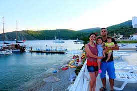 Muğla merkeze 109 km, milas ilçesine de 52 km mesafededir. Cokertme Gezi Notlari Ayagimin Tozuyla