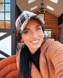 Ashley Richardson's Instagram, Twitter & Facebook