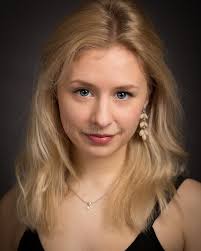 Blond Ung Le Kvinna I Mörkret Fotografering för Bildbyråer