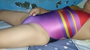 Ejaculation sur maillot de bain serré une pièce