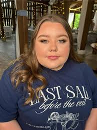 Hi Ladies! My name is Alexis , I am a professional makeup artist located in  Lexington, KY! I specialize in subtle, soft glams but I can do pretty much  anything! I have