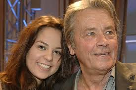 Alain Delon doczekał się czwórki dzieci. Jednego z nich nie uznał, a jedyną  córkę wyraźnie faworyzował