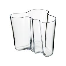 Alvar aallon suunnittelemista aalto maljakoista jokainen maljakko on valmistettu käsityönä iittalan lasitehtaan taidokkaiden lasinpuhaltajien käsissä ja sitä on saatavilla useina eri väreinä ja kokoina. Iittala Alvar Aalto Collection Vase 160 Mm Clear Iittala Com