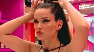 O boom do fenômeno do bbb21, juliette freire além da multidão de fãs nas redes sociais, a paraibana recebeu muitas homenagens e, inclusive, virou personagem de game no vai, juliette. Bbb 21 Juliette Recebe Punicao Por Tutorial De Maquiagem E Avon Se Pronuncia Gkpb Geek Publicitario
