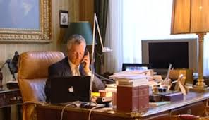 Bram moszkowicz, een goede vriend van peter, vraagt zich hardop af 'ie zelf niet iets had kunnen doen om dit te voorkomen. Belastingdienst Legt Beslag Op Ego Bram Moszkowicz