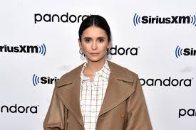And nina dobrev set pulses racing as she put on a busty display in a plunging black gown at the event. Nina Dobrev Sie Liegt In Der Notaufnahme Gala De