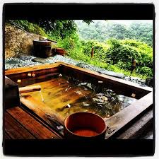 尻焼温泉 白根の見える丘の露天風呂 お好みでヒノキの塊を入れて香りを楽しみつつ 温泉 旅館 温泉 絶景 温泉