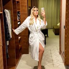 Selin Cigerci Kimdir Selin Cigerci Erkek Hali Prusa Haber 2020 Gomlek Elbise The Dress Moda Stilleri