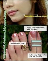 Meredakan gusi membengkak dengan madu alami Tips Menghilangkan Sakit Gigi Dengan Cepat Kundur News