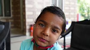 Dulce Conejo Indio Joven O Liebre Sentada En El Suelo Con Orejas De Pie.  Linda Niñita Cierra Temprano En La Mañana Imagen de archivo