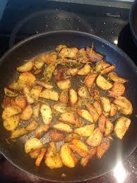 Pommes De Terre A L Indienne Recette En 2020 Recettes De Cuisine Pomme De Terre Recette Pomme