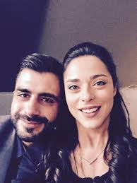 Σύμφωνα με την realnews και τη νίκη κώτσου, η ηθοποιός και ο σύντροφός της στράτος πατσατζής σύντομα θα κρατούν στην αγκαλιά το μωράκι τους. Ela Sth 8esh Moy Ka8e Brady Eyaggelia Syriopoyloy Facebook