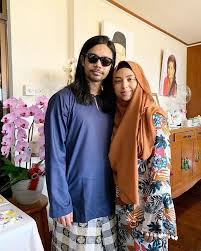 Their wedding was held on her birthday, july 1, 2011.2 she is the daughter of tan sri dato' azman hashim. Haji Noh Salleh Hajah Mizz Nina Rizal Hakimm Punyer Facebook