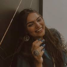 Who has a good collection of wallpapers and does quality work in Vadodara?