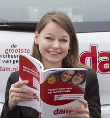 Gratis online theorie examens oefenen, of toch maar 'ouderwets' een boek lezen? Theorie Examen Auto Verkeersschool Dam