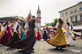 Dacă aţi surprins imagini care pot deveni o ştire, ni le puteţi trimite pe whatsapp la numărul 0722.699.800, pe pagina de facebook observator sau pe mail, la adresa email protected. 6 Medieval Festivals In Romania That You Should Visit