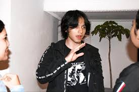 Kali ini 99.co indonesia akan menghadirkan 12 gaya rambut pria terbaik gaya rambut pria top knot sering kali dipakai oleh masyarakat tradisional jepang. Tren Gaya Rambut Pria 2018 Tiru 5 Model Rambut Ala Seleb Indonesia Bukareview