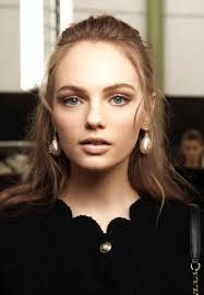 Chanel Fall Winter 2020 21 Ready To Wear Show Backstage Makeup Trendystyle Com Hk Chanel Makeup Looks Fashion Show Makeup Beauty Hair Makeup