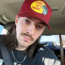 Hi all 👋🏻 Looking for a private apartment or room for December 1-31.  Lower Manhattan or Brooklyn ~2k for the month. Me, 29M interior designer  and two very sweet cats. Send me