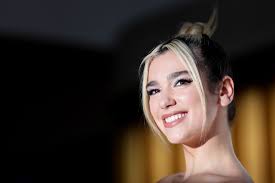 Bugünler de ise dua lipa başka bir konu ile gündemde. Dua Lipa Se Luce En La Portada De Febrero De Rolling Stone