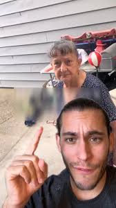 Abuelita se enoja con Latinos por tener la música muy fuerte 😱