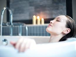 Wer sich viel zeit nehmen möchte, kann ein ganz besonderes winterliches. Badebomben Und Badesalz Selber Machen Emsa