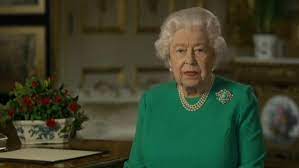 La reine porte un collier offert par nizam d'hyderabad et la tiare offerte. Queen Elizabeth Ii Calls On Commonwealth Members To Show Resolve During Coronavirus Outbreak Abc News