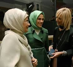 Cumhurbaşkanı recep tayyip erdoğan'ın kızları sümeyye erdoğan ve esra albayrak ile kadın ve demokrasi derneği (kadem) başkanı sare aydın yılmaz. Recep Tayyip Erdogan In Kizi Esra Erdogan Albayrak Kac Yasinda Biyografi Sitesi