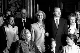 Los 40 pero hoy los que celebraban su propio aniversario de bodas (13 años) eran los reyes felipe y letizia, quien ha vestido la ocasión de estreno (chaqueta de. Cincuenta Anos De Contrato Gente Y Famosos El Pais