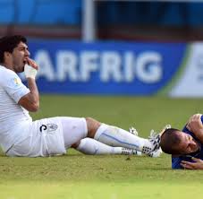 Chiellini präsentierte schiedsrichter marco rodriguez auch gleich nach der aktion seine schulter, der das war etwa auch bei der wm 2006 bei einem faustschlag von deutschlands torsten frings. Beissattacke Von Suarez Bei Wm Abdrucke Sind Alte Wunden Jeder Idiot Erkennt Das Welt