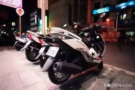 故事背景設定在 90 年代初期，當時的台客改裝機車，以及王傑的流行歌曲、 b.b.call 、投幣式電話、「鱷魚蚊香」的電視廣告，甚至還有午間綜藝節目「天天開心」的主題曲，都是台灣五六年級生的青春記憶，這種充滿復古味道的作法，從《艋舺》就已經存在，現在《翻滾吧!阿信》又再度發揚光大，似乎已經變成一種觸動觀眾共通記憶的大絕招，雖然斧鑿痕跡難免存在. è½èªªä½ å¾ˆæ©Ÿè»Šå•Š ä¸ ç£ç£æ‰æ˜¯çœŸ æ©Ÿè»Š æ¯æ—¥é ­æ¢